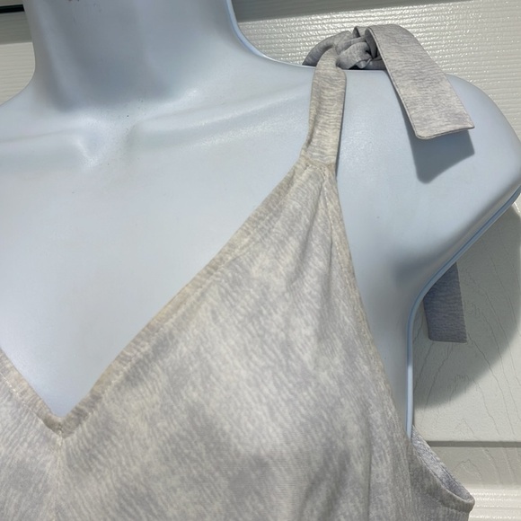 Sam and Jess Blue Gray Romper Flowy Leg Size Medium M Rayon - Picture 10 of 11